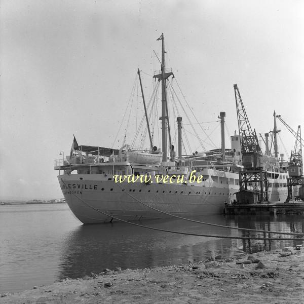 photo ancienne  de bateaux au Congo  Chargement du Charlesville