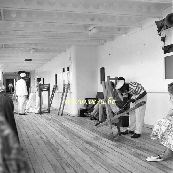 photo ancienne  de bateaux au Congo  Installation des transats sur le pont (ligne Belgique-Congo)