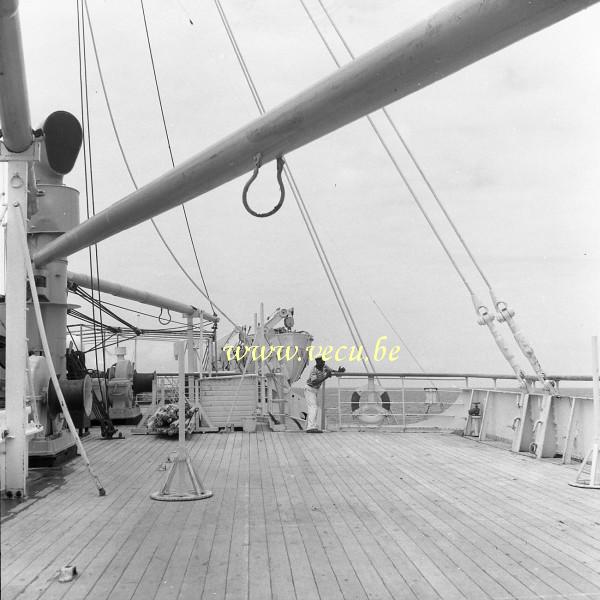 photo ancienne  de bateaux au Congo  Nettoyage de la balustrade du Charlesville