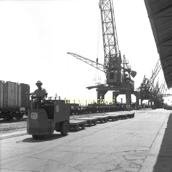 photo ancienne  de bateaux au Congo  