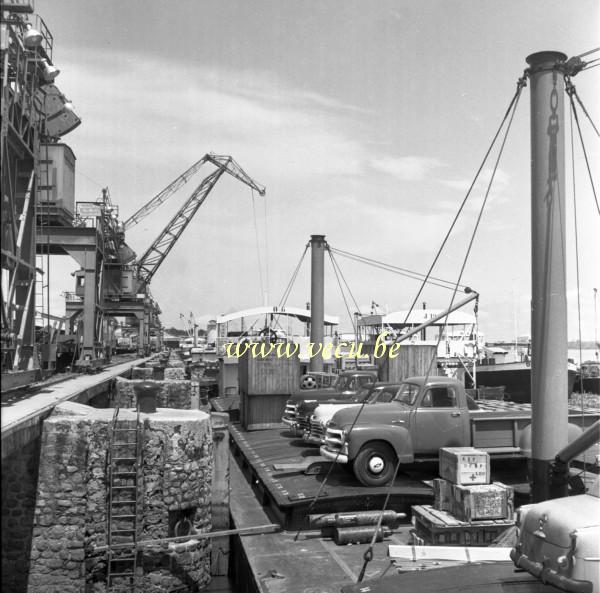 photo ancienne  de bateaux au Congo  