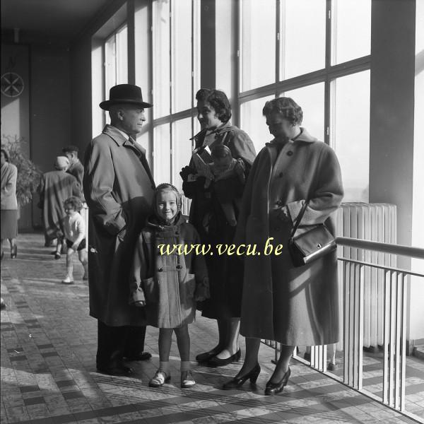 photo ancienne  de bateaux au Congo  La famille attend l'embarquement pour le Congo