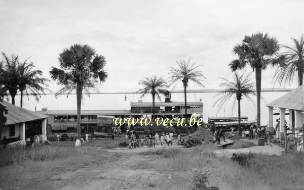 photo ancienne  de bateaux au Congo  Bateaux chargés le long de la rive du fleuve Congo