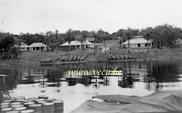 photo ancienne  de bateaux au Congo  Les marchandises sur la rive prêtes à être embarquées