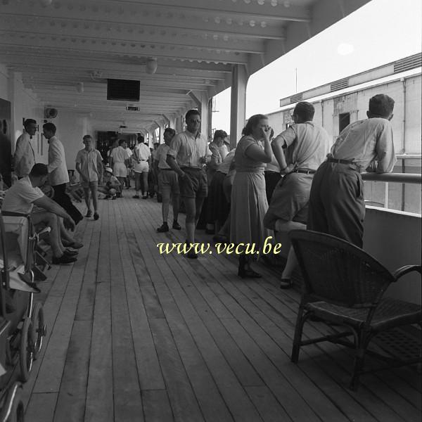 photo ancienne  de bateaux au Congo  Sur le pont à l'arrivée au Congo