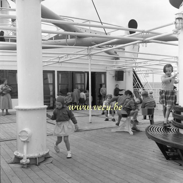 photo ancienne  de bateaux au Congo  Le coin des enfants, garderie et jeux, pendant la traversée vers le Congo