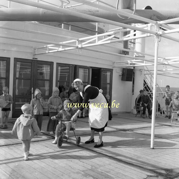 photo ancienne  de bateaux au Congo  Le coin des enfants, garderie et jeux, pendant la traversée vers le Congo