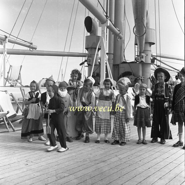 photo ancienne  de bateaux au Congo  Fête déguisée à bord