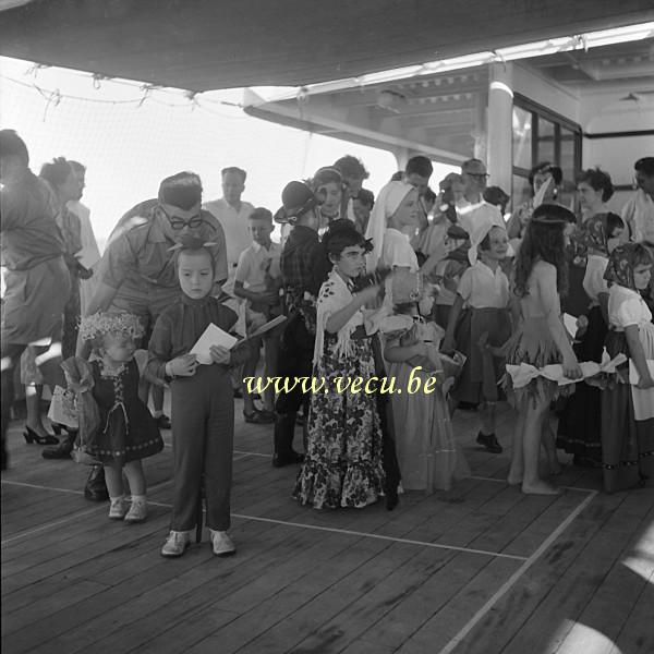 photo ancienne  de bateaux au Congo  Fête déguisée à bord