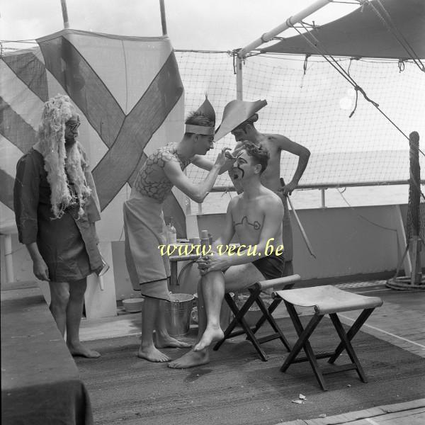 photo ancienne  de bateaux au Congo  Fête déguisée à bord