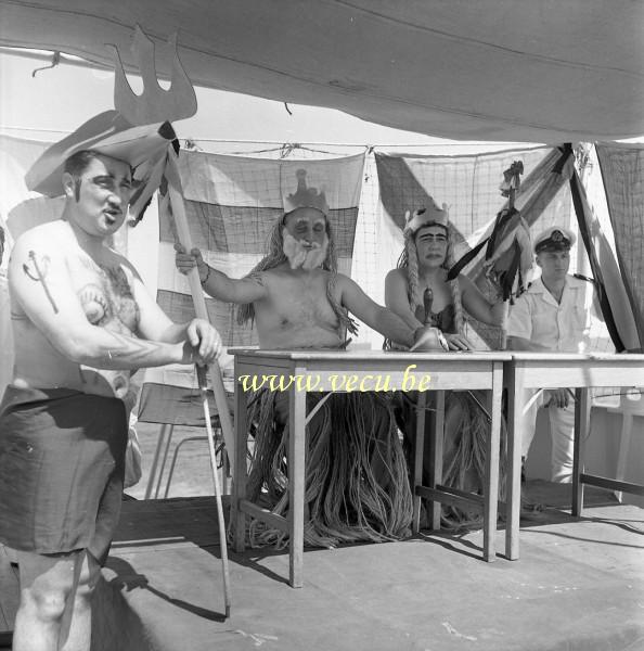 photo ancienne  de bateaux au Congo  Fête déguisée à bord