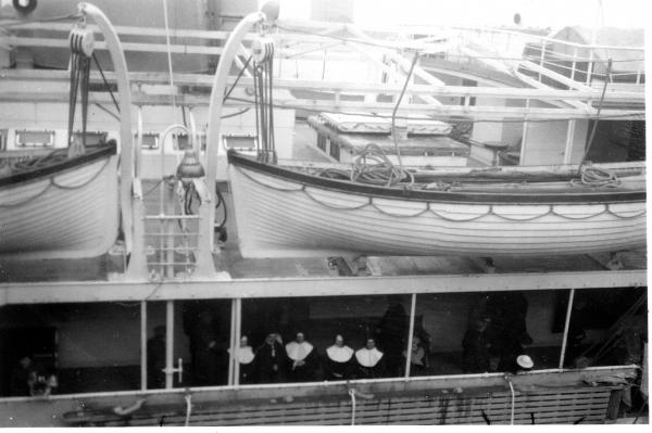 photo ancienne  de bateaux au Congo  Départ de Soeur Cécilia pour le Congo à bord du Thysville