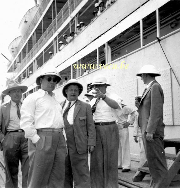 photo ancienne  de bateaux au Congo  Embarquement à bord du S/S Leopoldville