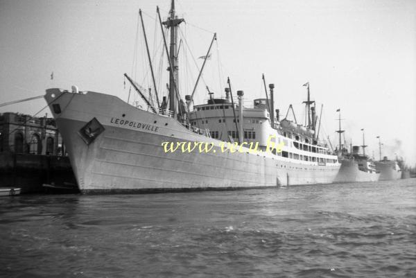 photo ancienne  de bateaux au Congo  Le Leopoldville à quai