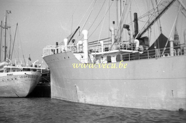 photo ancienne  de bateaux au Congo  La poupe du Lepoldville