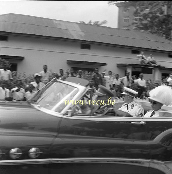 photo ancienne  de visite royale au Congo  Passage du Roi Baudouin dans les rues de Léopoldville