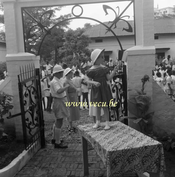 photo ancienne  de visite royale au Congo  On attend avec impatience le passage du Roi Baudouin