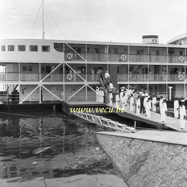 photo ancienne  de visite royale au Congo  Haie d'honneur à l'embarquement du Roi Baudouin