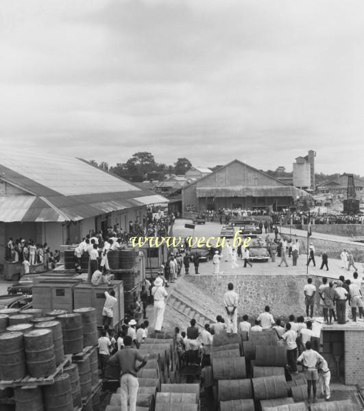 photo ancienne  de visite royale au Congo  On se place comme on peut dans l'espoir de voir le Roi Baudouin