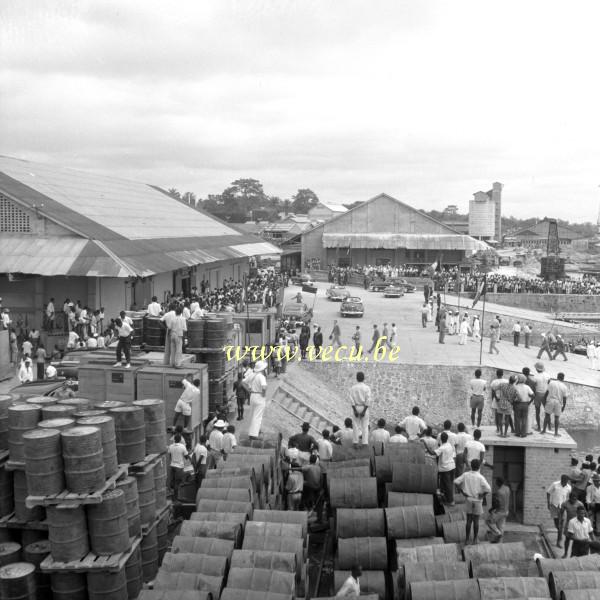 photo ancienne  de visite royale au Congo  On se place comme on peut dans l'espoir de voir le Roi Baudouin