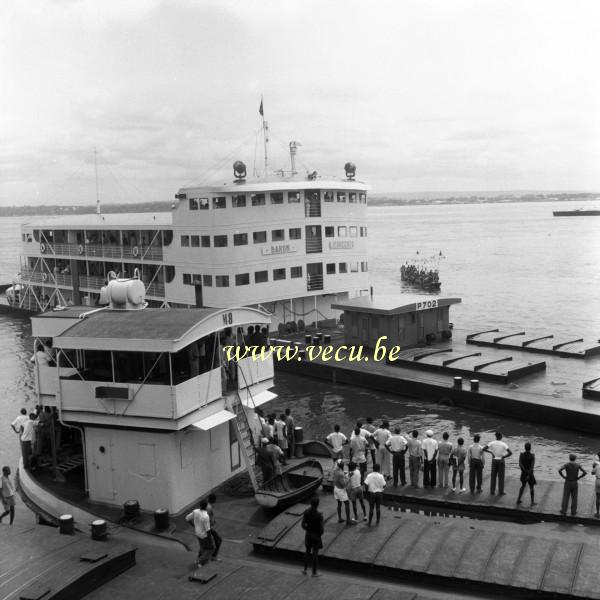 photo ancienne  de visite royale au Congo  Accueil du Roi se trouvant à bord du Baron Liebrechts