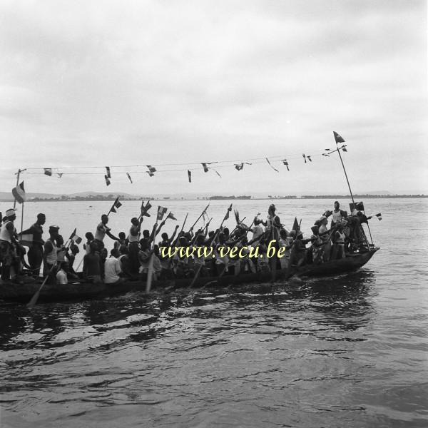 photo ancienne  de visite royale au Congo  Barque bondée et drapeaux belges pour accueillir le Roi