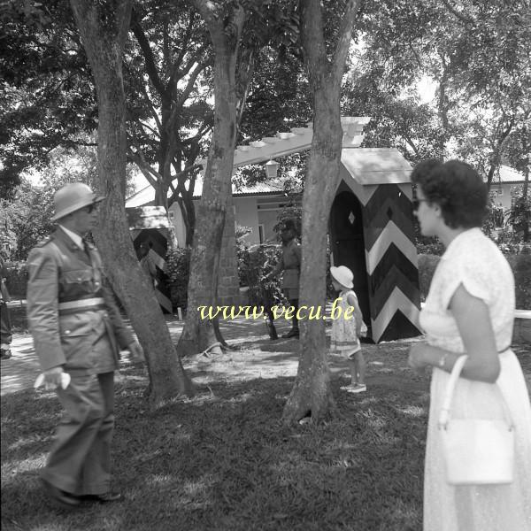 photo ancienne  de visite royale au Congo  On attend avec impatience le passage du Roi Baudouin