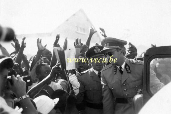 photo ancienne  de visite royale au Congo  La population en liesse lors de la visite du Roi Baudouin 