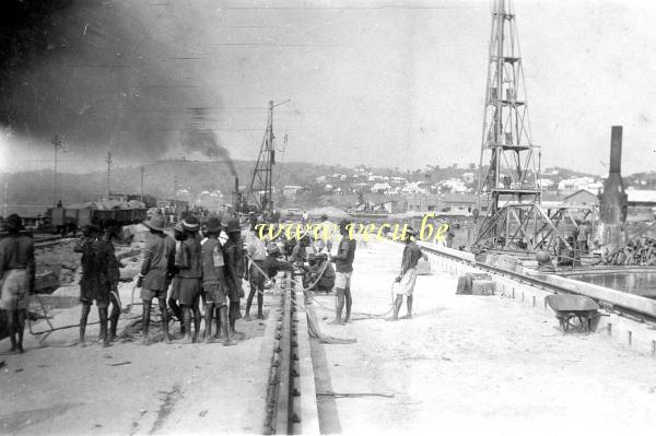 photo ancienne  de Trains au Congo  Travaux sur les rails