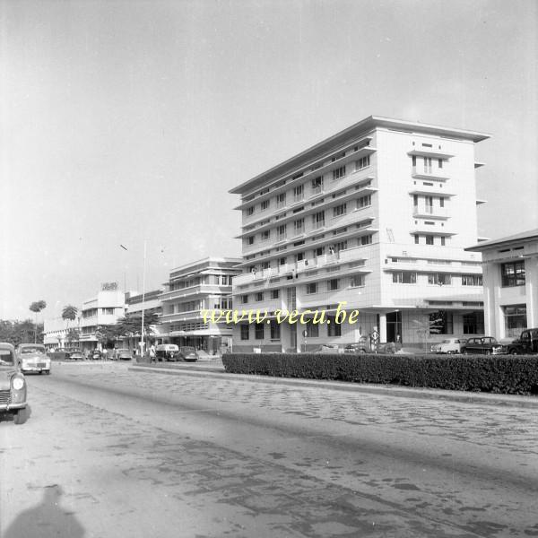 photo ancienne  d' urbanisme au Congo  Vue de la rue avec l'agence Sabena près du panneau PepsiCola