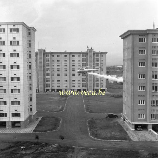 photo ancienne  d' urbanisme au Congo  Hélicoptère à basse altitude au milieu d'immeubles