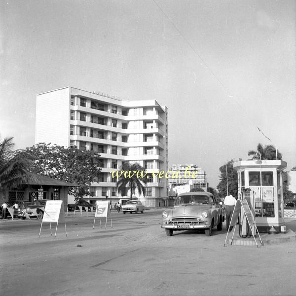 photo ancienne  d' urbanisme au Congo  A la pompe Shell