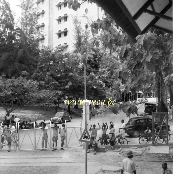 photo ancienne  d' urbanisme au Congo  En attendant que les barrières s'ouvrent…