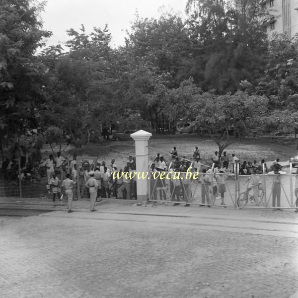 photo ancienne  d' urbanisme au Congo  En attendant que les barrières s'ouvrent…