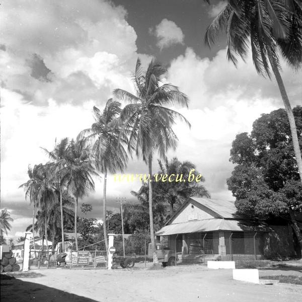 photo ancienne  d' urbanisme au Congo  L'entrée d'une entreprise