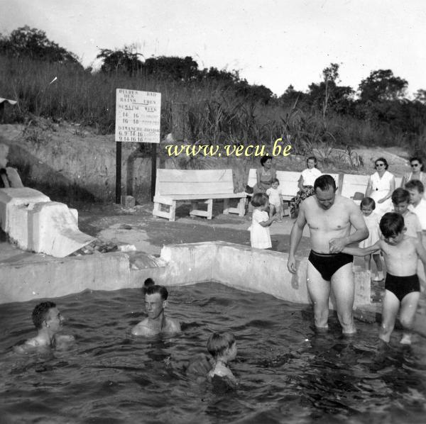 photo ancienne  de la vie quotidienne au Congo  Horaire des bains