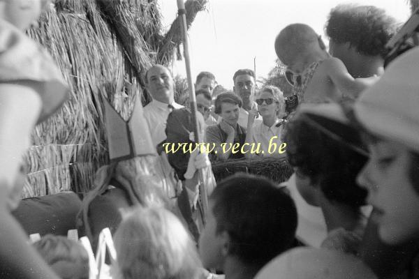 photo ancienne  de la vie quotidienne au Congo  Visite de Saint Nicolas et son père fouettard