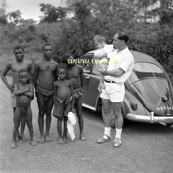 photo ancienne  de la vie quotidienne au Congo  Photo de famille...devant la vw 