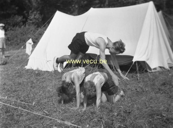 photo ancienne  Saut de mouton devant la tente