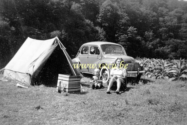 photo ancienne  Sortie camping avec la 4cv Renault