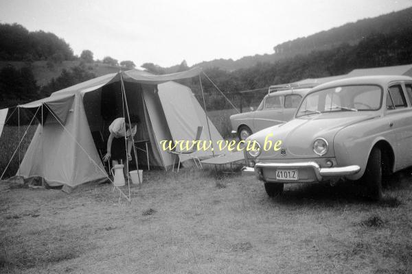 photo ancienne  Vacances au camping avec la Renault Dauphine
