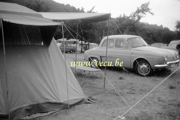 photo ancienne  Camping sous la tente avec la Renault Dauphine