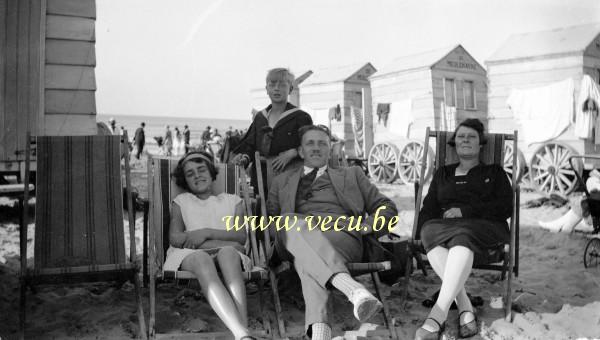 photo ancienne  de Blankenberge  Sur la plage devant une cabine de bain De Meulenaere