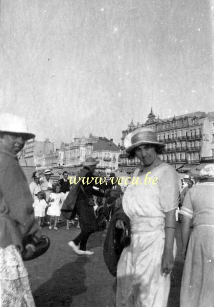 photo ancienne  de Blankenberge  Sur la plage avec les troubadour