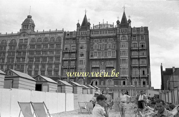 photo ancienne  de Blankenberge  La plage devant l'hôtel excelsior belle-vue