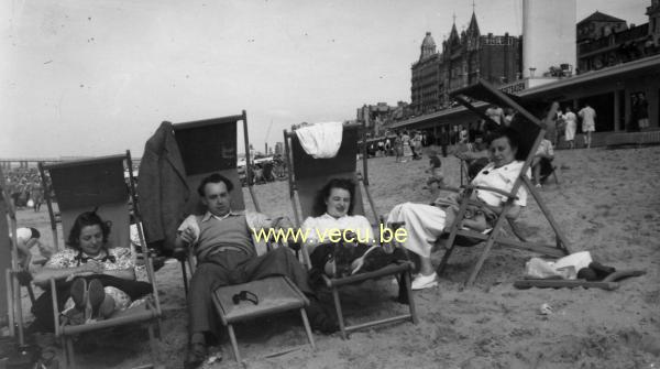 photo ancienne  de Blankenberge  Sur la plage devant l'hôtel Excelsior