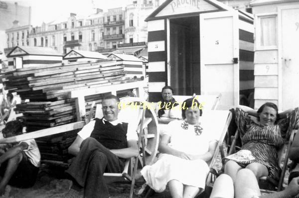 photo ancienne  de Blankenberge  Sur la plage de Blankenberge devant les cabines de plage Pauline