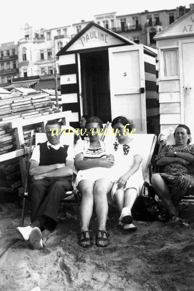 photo ancienne  de Blankenberge  Sur la plage de Blankenberge devant les cabines de plage Pauline