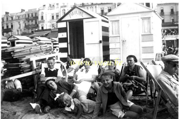 photo ancienne  de Blankenberge  Sur la plage de Blankenberge devant les cabines de plage Pauline