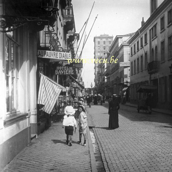 photo ancienne  de Blankenberge  Rue de l'église près de l'hôtel de Bavière